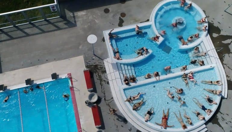 Gente en una piscina geotérmica en Reykjavik