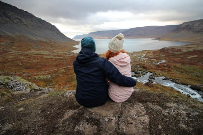 Couple se tenant l'un l'autre avec vue sur la nature dans les fjords de l'ouest de l'Islande