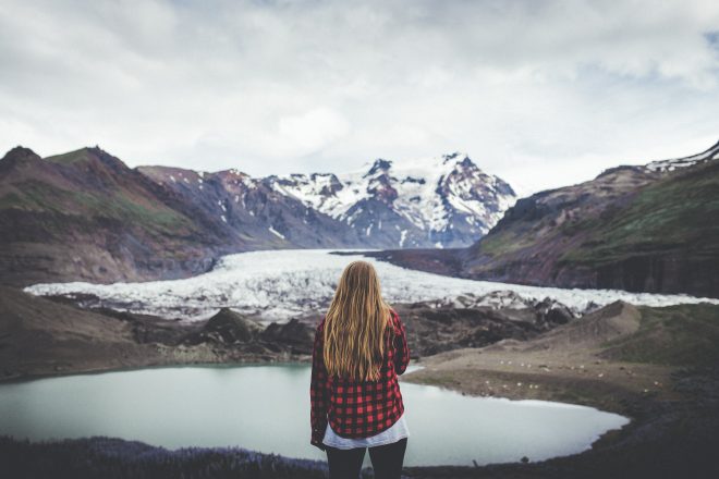 une femme regardant un glacier en Islande