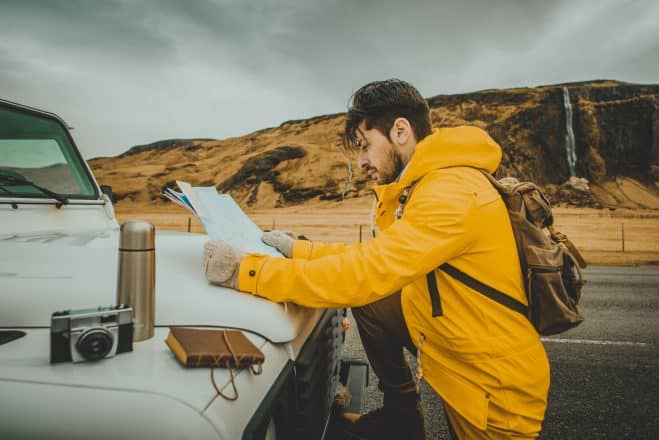 Explorador en la gira islandesa, viajando por Islandia descubriendo destinos naturales