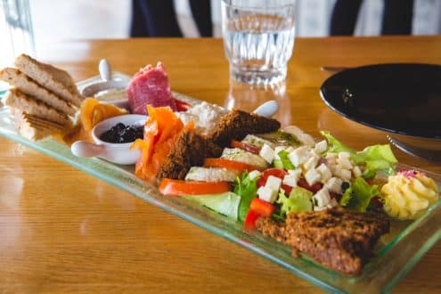 Roggebrood en andere traditionele IJslandse gerechten op een bord