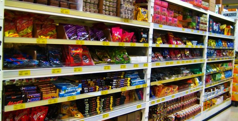 Un estante en una tienda en Islandia lleno de dulces
