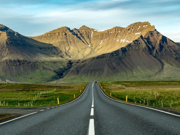 Una carretera con vistas a una montaña en Islandia.