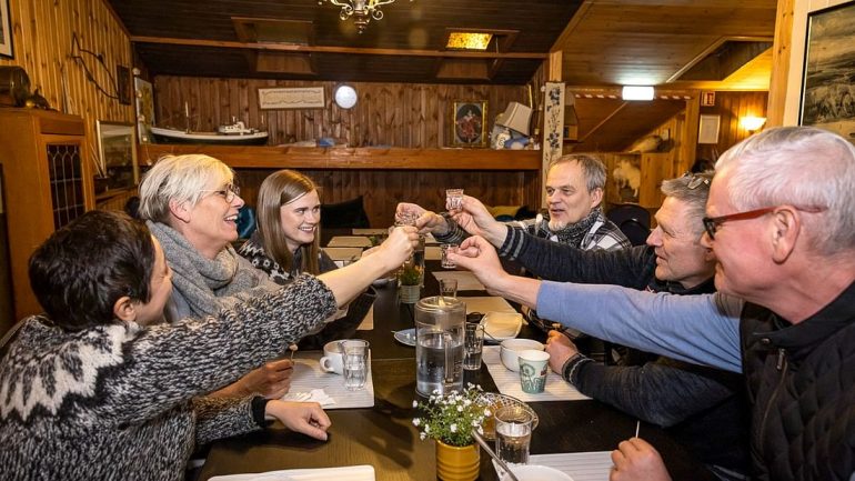 Des gens portant un toast à l'alcool à Reykjavik, en Islande.