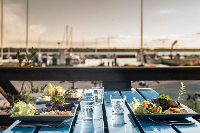 Una mesa con comidas islandesas por marina en Reyjavik Islandia