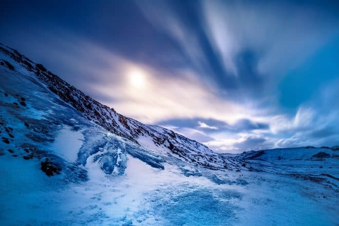 Vue sur le glacier Solheimajokull, montagne glacée couverte de neige, beau paysage d'hiver, Myrdalsjokull, Islande.