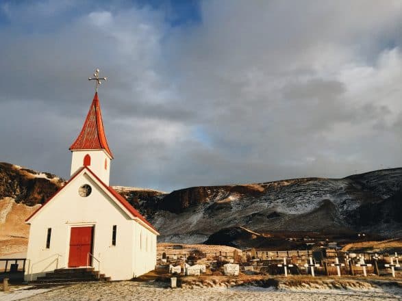 Iglesia y cementerio Reyniskirkja cerca de Vik en el sur de Islandia.