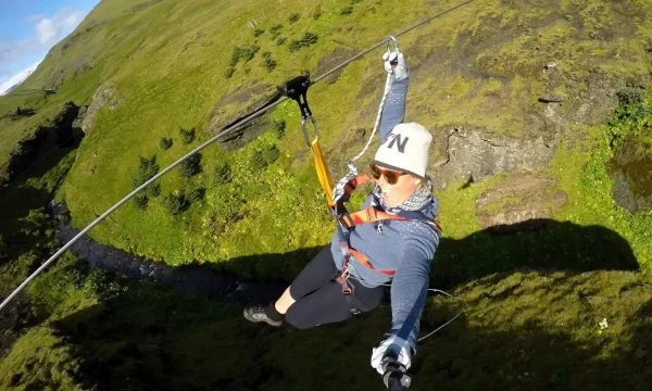 Tirolesa y aventura de senderismo en Vík, en el sur de Islandia