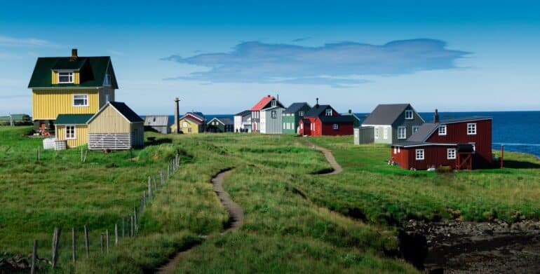 Casas coloridas en la isla Flatey en el oeste de Islandia