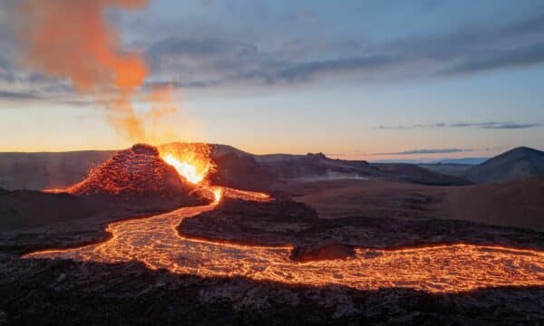 Fumée et lave provenant d'un cratère du volcan Fagradalsfjall, Islande.