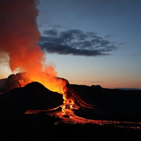 Volcán en erupción en Islandia al atardecer