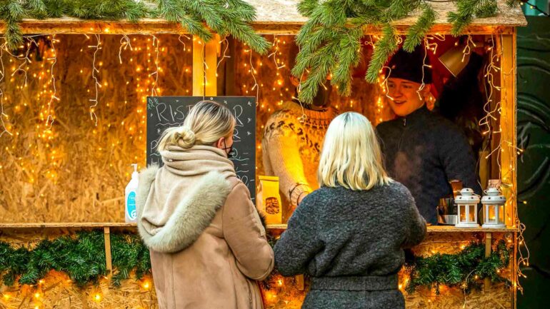 Deux femmes faisant du shopping dans un marché de Noël en Islande