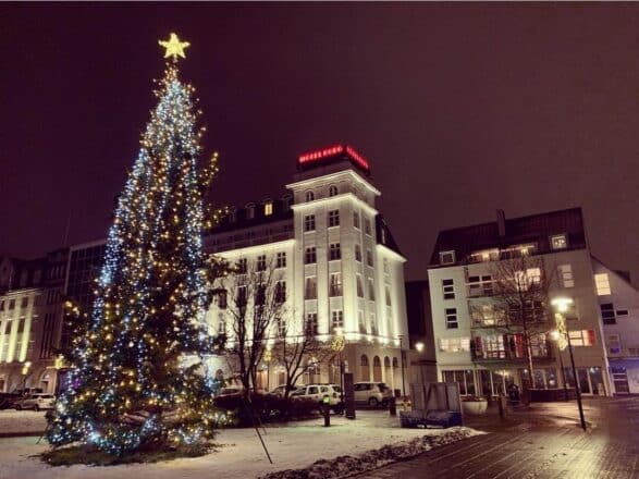 Un árbol de Navidad en Reykjavik