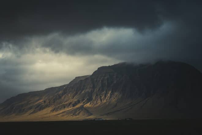 Nuages de tempête spectaculaires sur une montagne en Islande.
