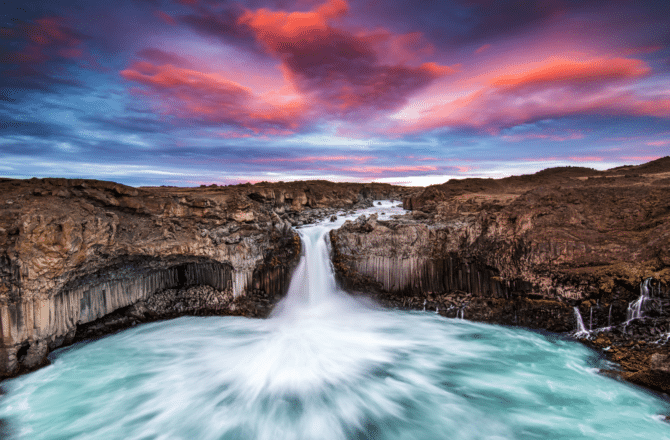 Ciel rose et bleu au coucher du soleil sur Aldeyjarfoss dans les hautes terres islandaises