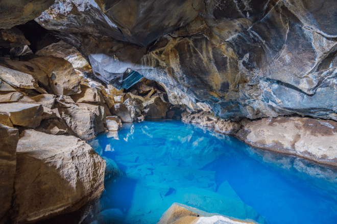 Aguas azules de una fuente termal dentro de la cueva Grjótagjá en el norte de Islandia.