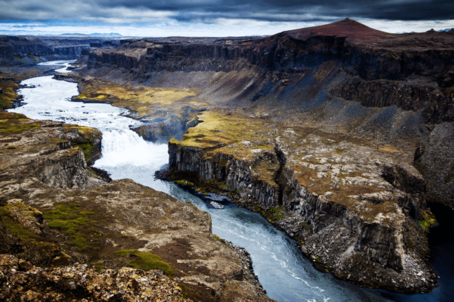Photo aérienne de la cascade Hafragilsfoss, des canyons et de la rivière dans le nord de l'Islande.
