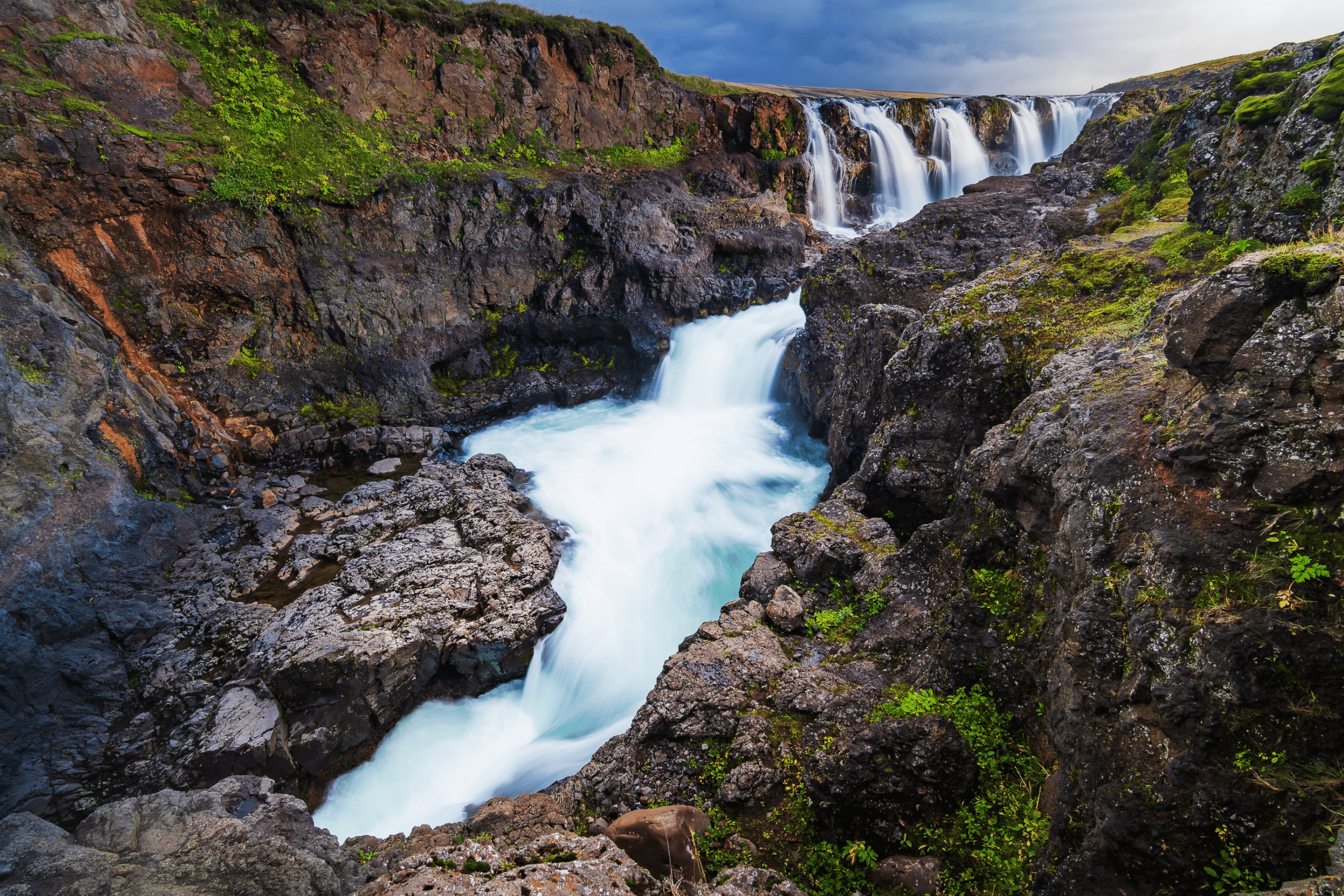 Canyon de Kolugljúfur avec cascades de Kolufossar dans le nord de l'Islande
