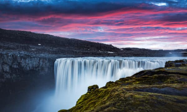 Lever de soleil coloré sur la cascade de Dettifoss dans le nord de l'Islande.