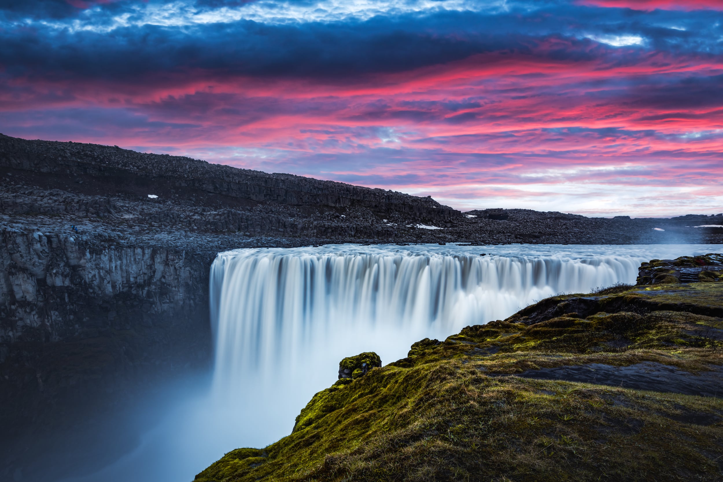 Colorido amanecer sobre la cascada Dettifoss en el norte de Islandia.