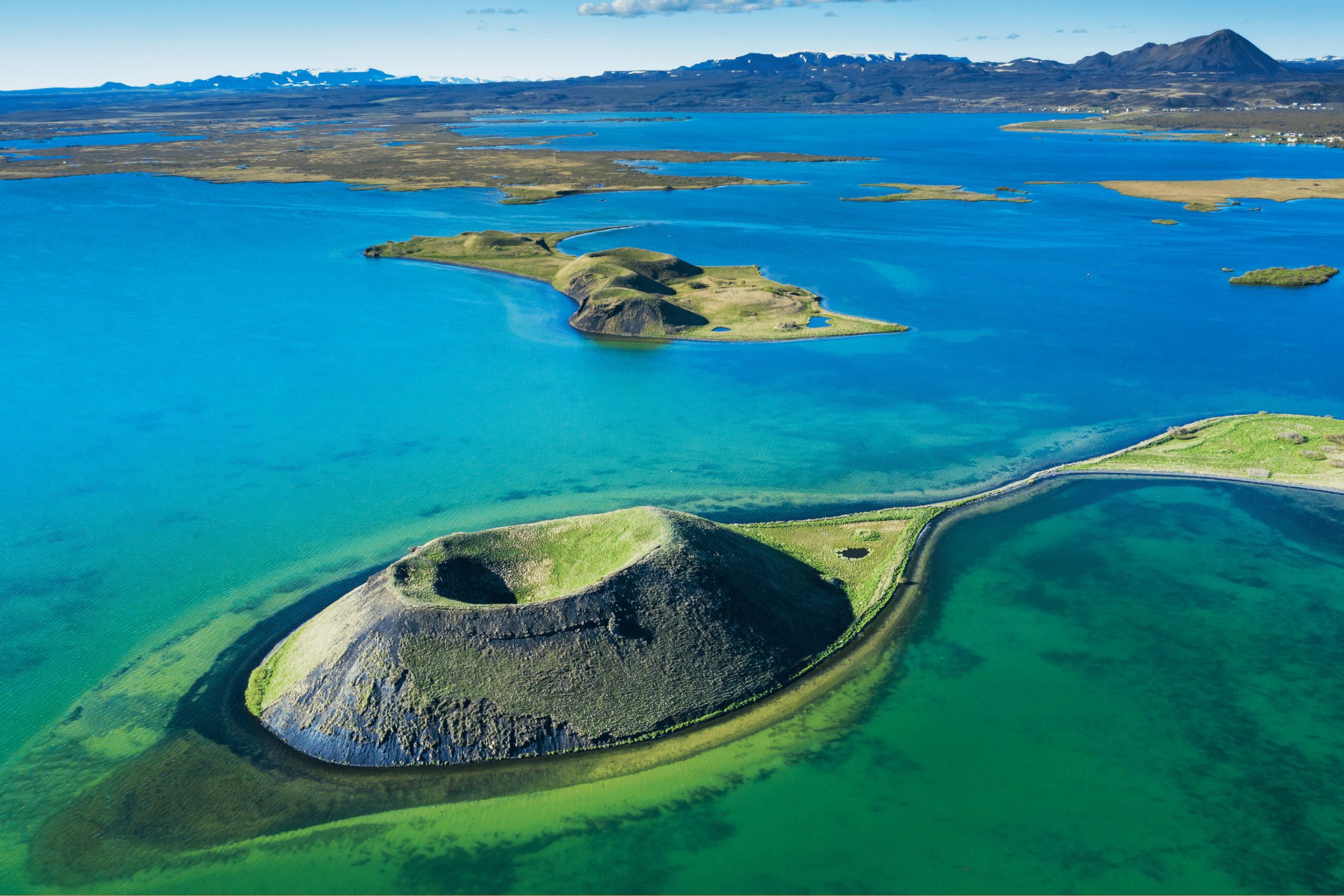 Toma aérea de un pseudo cráter en el lago Mývatn.