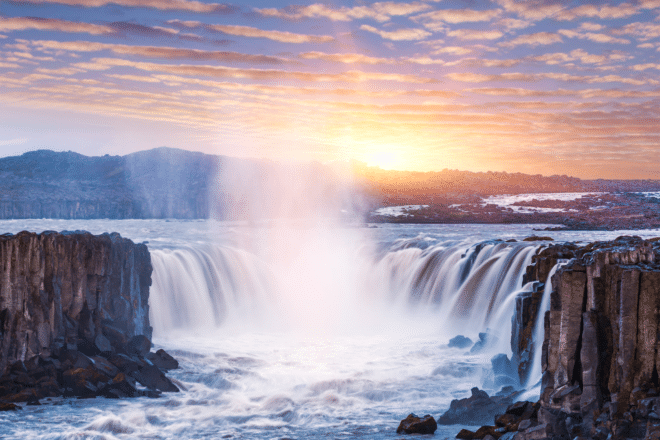 Islandia del norte's Selfoss Waterfall al atardecer