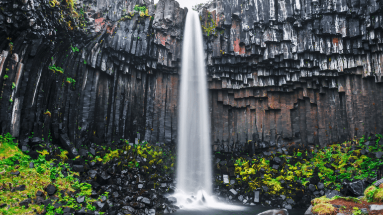 Cascada de Svartifoss rodeada de columnas de basalto hexagonal negro