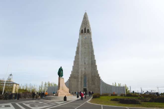 Iglesia Hallgrimskirkja en Reykjavik, Islandia con una estatua delante de ella