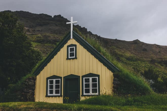 Hofskirkja, église jaune avec toit de gazon en Islande.