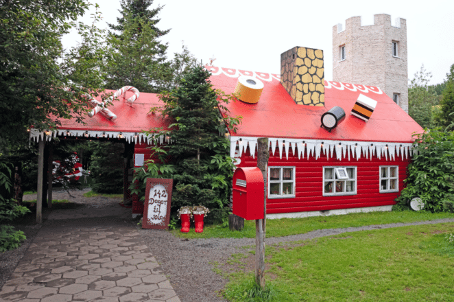 La Maison de Noël à Akureyri en été, peinte en rouge et décorée de bonbons.