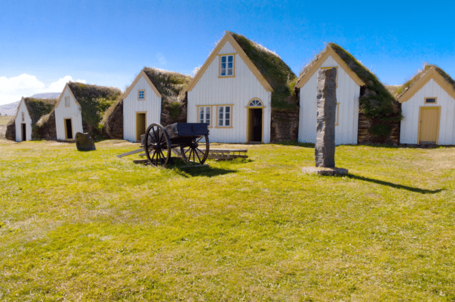 Turfhouses islandais avec un chariot devant eux près d'Akureyri, au nord de l'Islande, à l'été