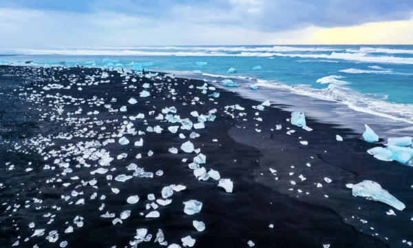 Glace éparpillée sur une plage de sable noir à la Diamond Beach en Islande.