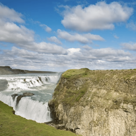 La cascada Gullfoss, una de las paradas de la ruta del Círculo Dorado de Islandia, en un día de verano.