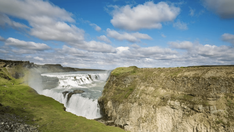 La cascade de Gullfoss, l'une des étapes de la route du Cercle d'Or en Islande, par une journée d'été.