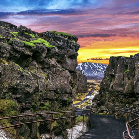 Cañón Almannagjá en el Parque Nacional Þingvellir al atardecer con cielos coloridos