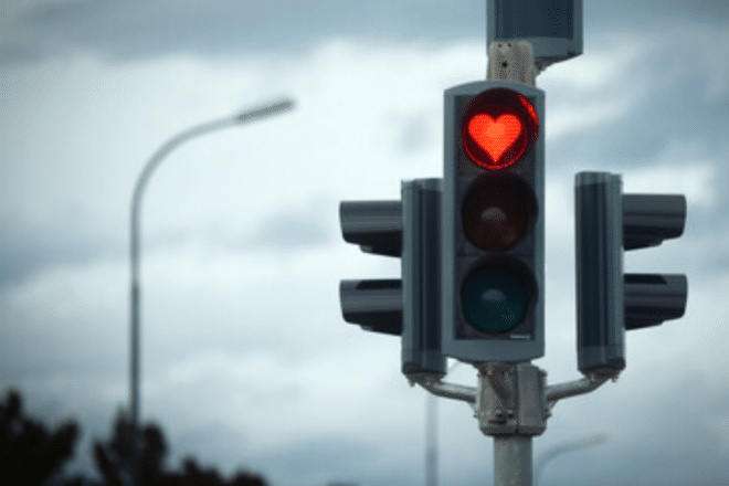 Un semáforo rojo en forma de corazón en Akureyri, Islandia