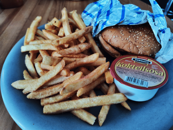 A burger, fries, and "kokteilsósa" sauce on a plate in Iceland.