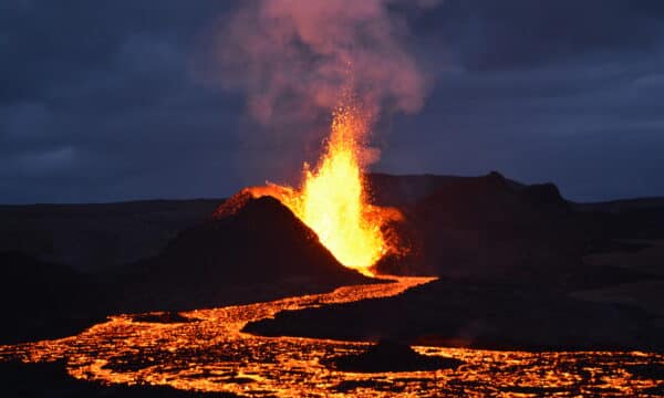 Volcán en erupción en la península de Reykjanes en Islandia