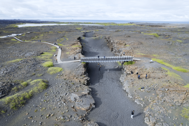 Vue aérienne du pont entre le contenu et la ligne de partage qu'il relie sur la péninsule islandaise de Reykjanes.