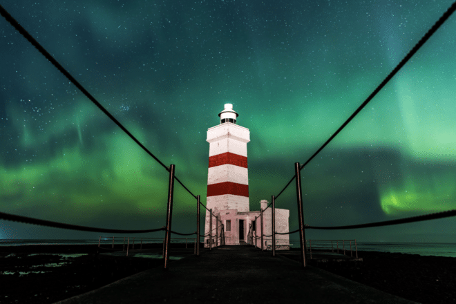 Aurores boréales au-dessus du phare de Gardur sur la péninsule de Reykjanes en Islande.