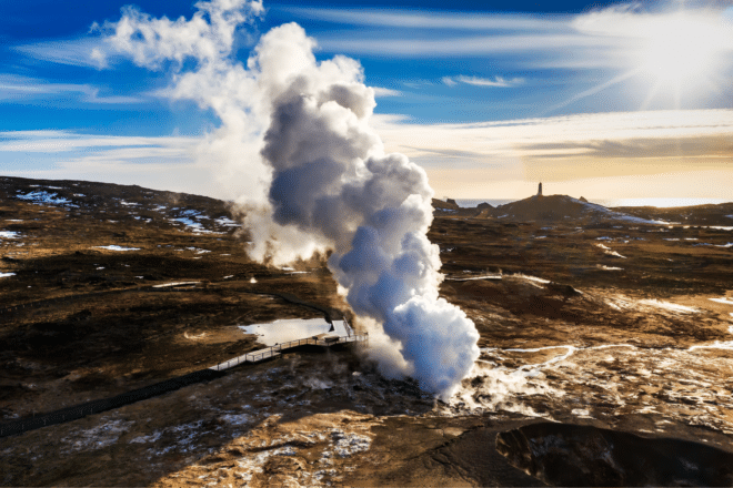 La fumée s'échappant de Gunnuhver Hot Spring lors d'une journée ensoleillée, péninsule de Reykjanes, Islande.