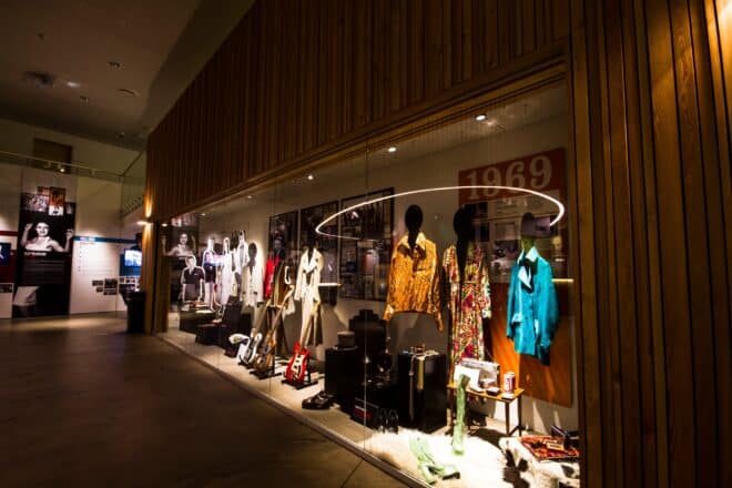 Vêtements en exposition au Musée islandais du Rock 'n&#039 ; Rouleau, Reykjanesbær, Islande.