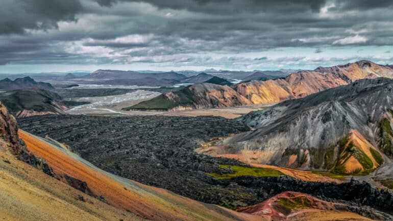 Paysage volcanique coloré avec coulée de lave à Landmannalaugar, Islande, Europe
