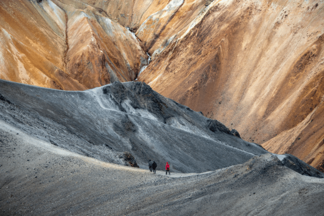 Dos excursionistas en las montañas de las Tierras Altas de Islandia's.