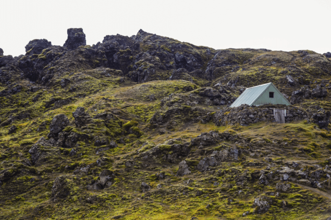 Une petite hutte dans le champ de lave de Laugahraun, Lanmdannalaugar, réserve naturelle de Fjallabak, hauts plateaux du centre, Islande