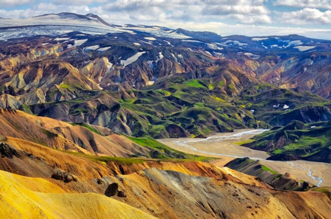 Vista del paisaje de las coloridas montañas volcánicas de Landmannalaugar, Islandia