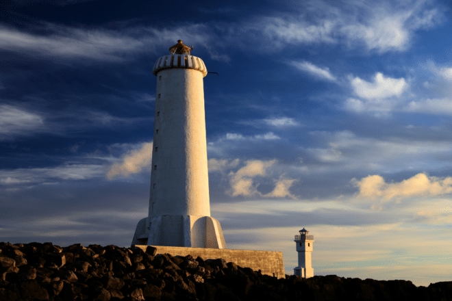 Les deux phares d'Akreanes, en Islande, avec un ciel nuageux en arrière-plan.