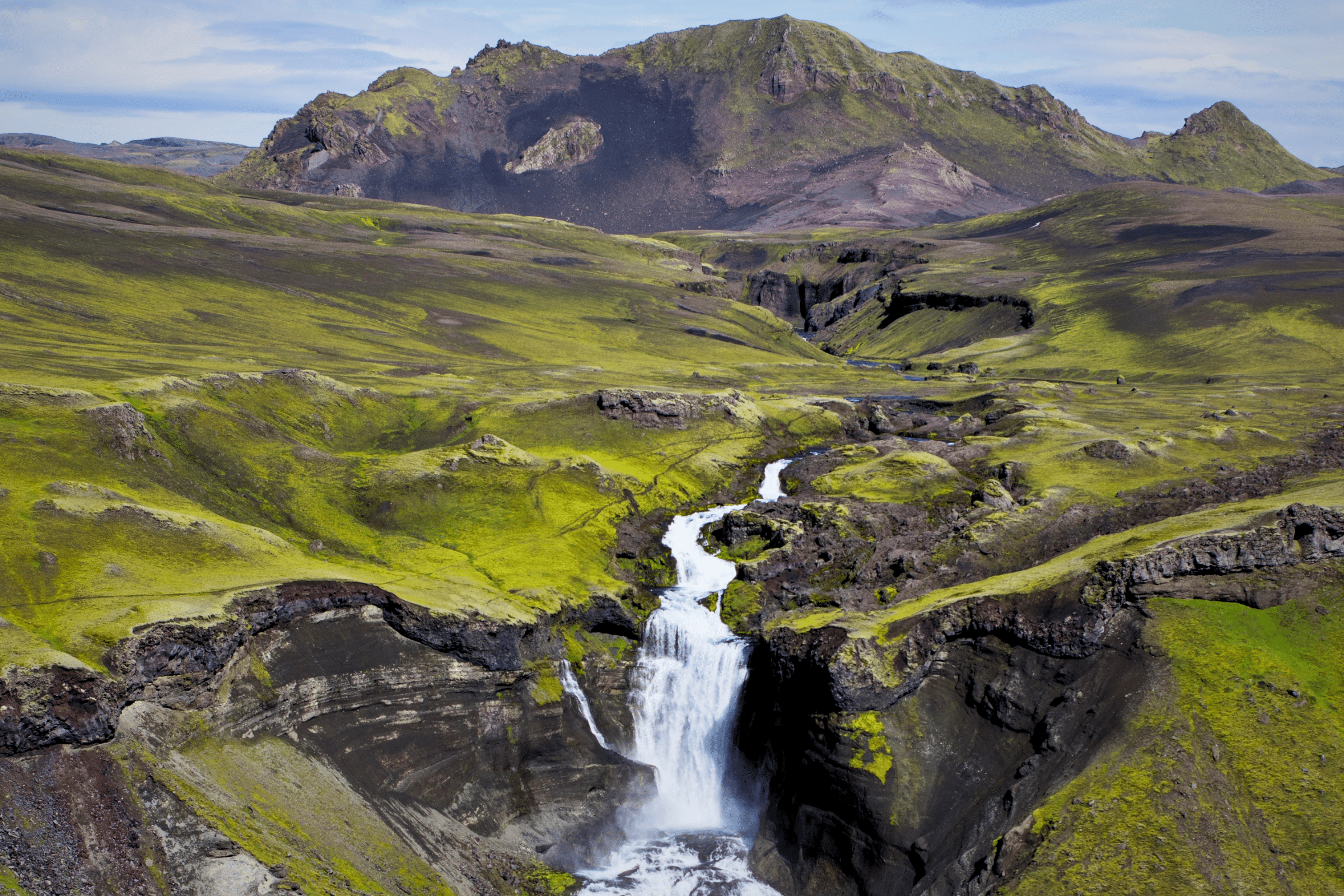 Cascade d'Ófærufoss et canyon d'Elgjá dans les hautes terres islandaises.