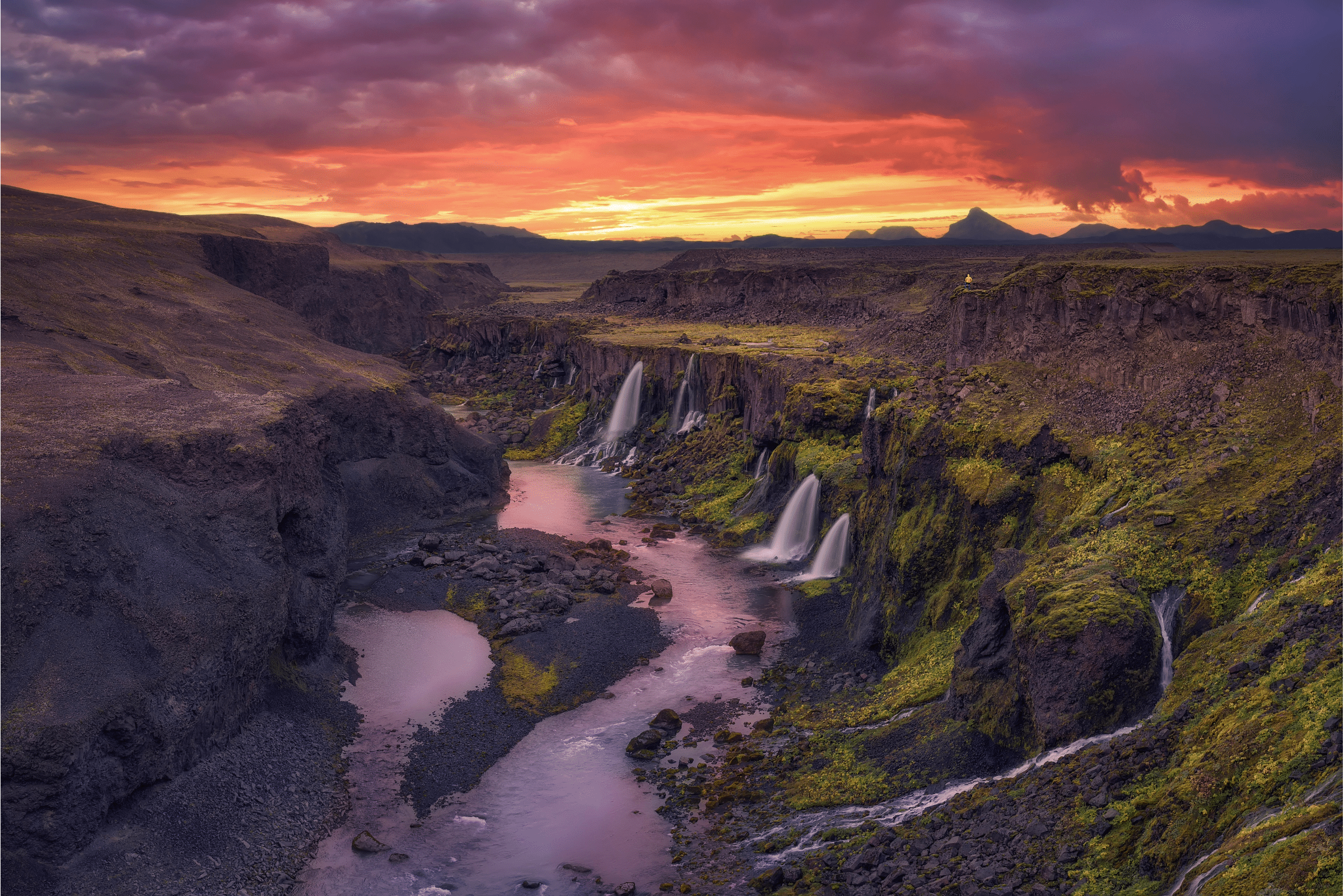 Un lever de soleil de rêve au canyon de Sigoldugljufur, également connu sous le nom de vallée des larmes, dans la réserve naturelle de Fjallabak, dans les hautes terres d'Islande, en Islande