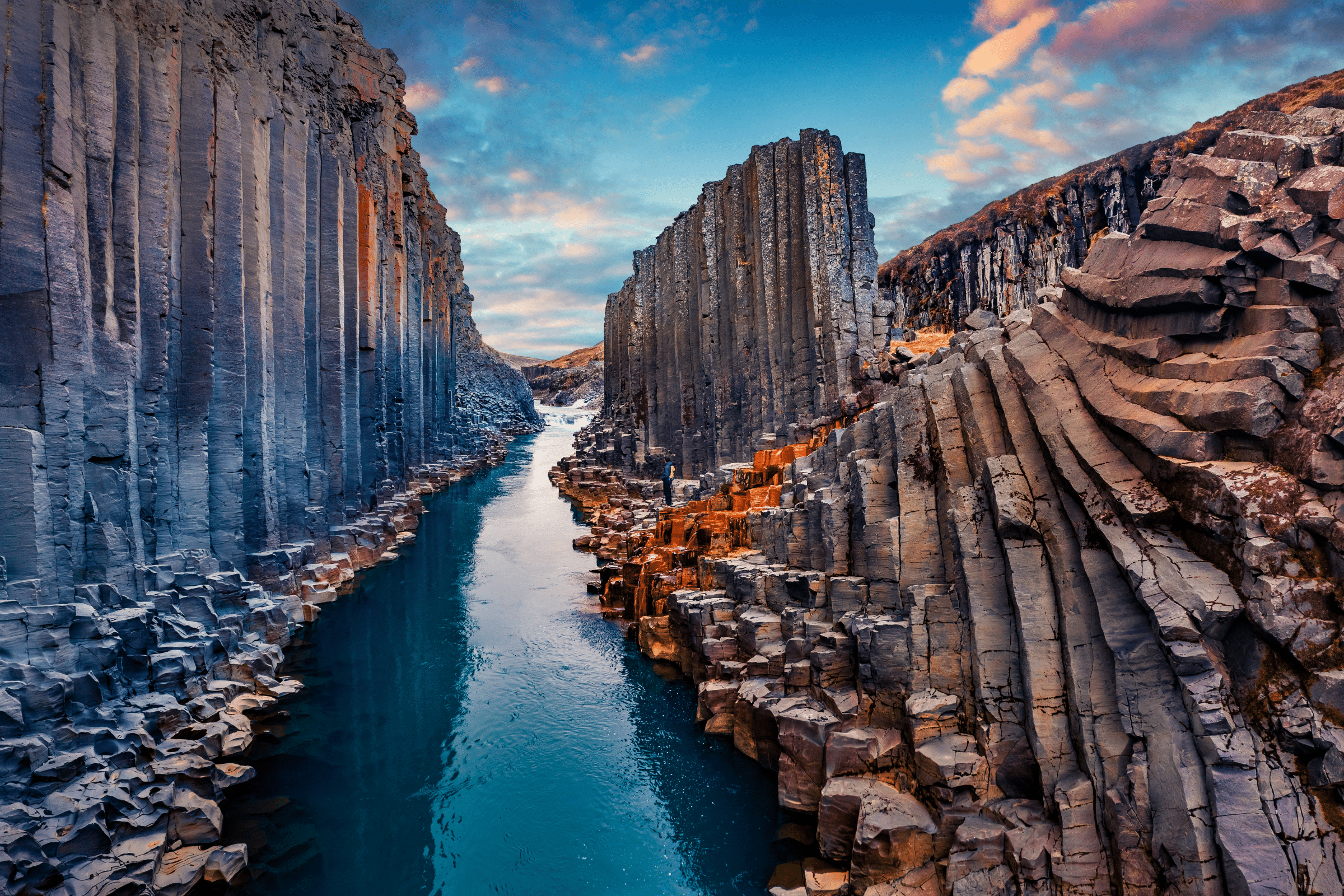 Rivière bleue entre les murs de basalte sombre du canyon Studlagil en Islande.